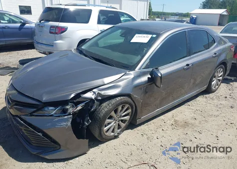 2019 Toyota Camry Le z USA, uszkodzony, nr VIN 4T1B11HK4KU797720